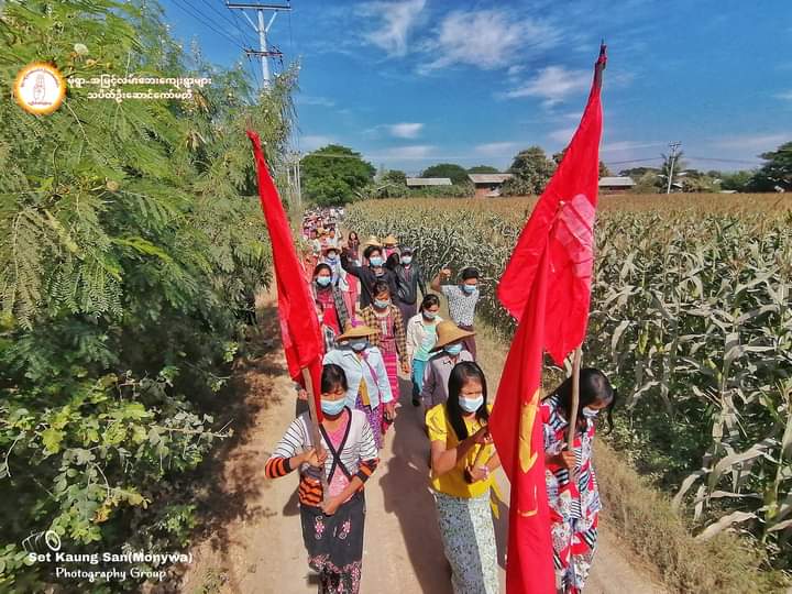 miN13700's tweet photo. The main strike of Monywa AMyint Roadside Villages marched on the streets with security provided by local PDF, with banner "Fight together with Karenni State &amp; drive out military dogs" in a YayWinHlaine village on Jan 20

#WarCrimesOfJunta
#2022Jan20Coup
#WhatsHappeningInMyanmar https://t.co/DgLXhMzFyP