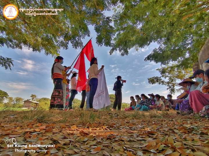 miN13700's tweet photo. The main strike of Monywa AMyint Roadside Villages marched on the streets with security provided by local PDF, with banner "Fight together with Karenni State &amp; drive out military dogs" in a YayWinHlaine village on Jan 20

#WarCrimesOfJunta
#2022Jan20Coup
#WhatsHappeningInMyanmar https://t.co/DgLXhMzFyP