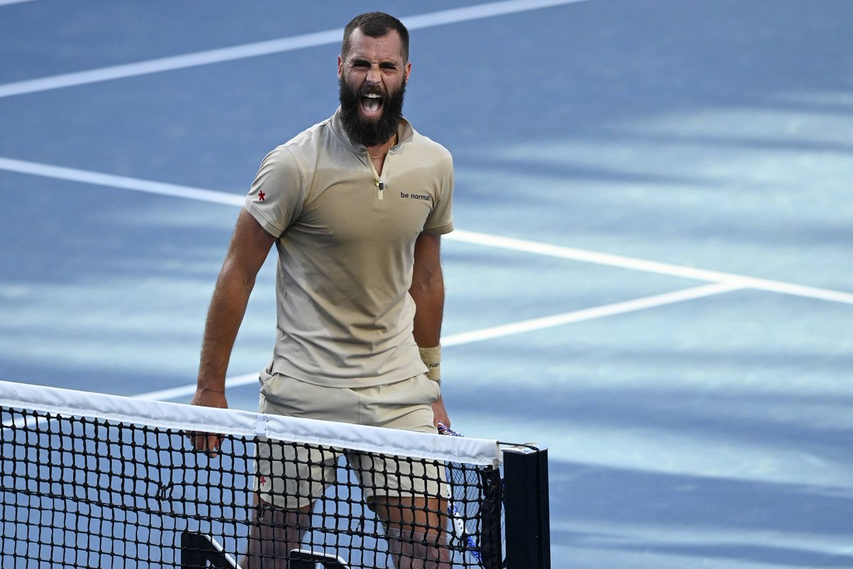 lequipe's tweet photo. Benoît Paire s'est offert jeudi la tête de série n°26 du tournoi, Grigor Dimitrov, en quatre manches (6-4, 6-4, 6-7 [4], 7-6 [2]) au deuxième tour de l'Open d'Australie. Le Français retrouvera Stefanos Tsitsipas, samedi, au tour suivant https://t.co/z9o1IMNuOd https://t.co/XpjzSuja87