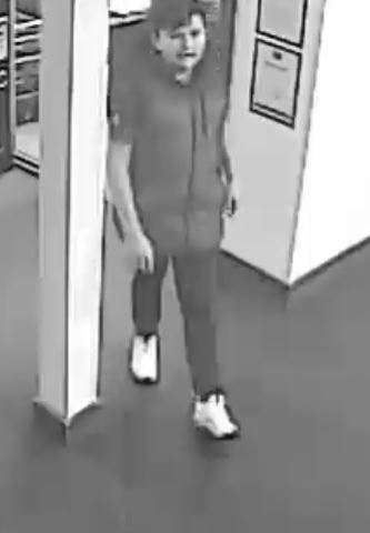 ASPolice's tweet image. Police would like to speak to this male and female as part of an investigation into a burglary at student accommodation on Anchor Road, Bristol on Wednesday 5 January at about 6.10pm.

ow.ly/Asl350HyFtp

you recognise them, please call 101 and quote reference 5222004019.