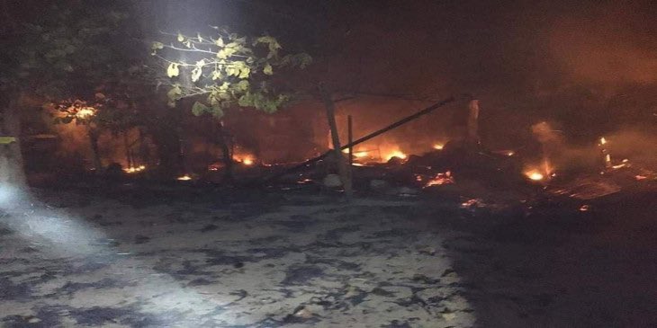 Haruonchill's tweet photo. Junta troops in 4 vehicles overran the area near Latlan bridge in #Sagaing’s #YeU town at 7:30pm on Jan19 and TORCHED a stall located in front of Latlan bridge. Fires spread to other stalls and all stalls were BURNED DOWN, only 2 left unaffected by fire. 
#WhatsHappeningInMyanmar https://t.co/Lhxdgez5h5
