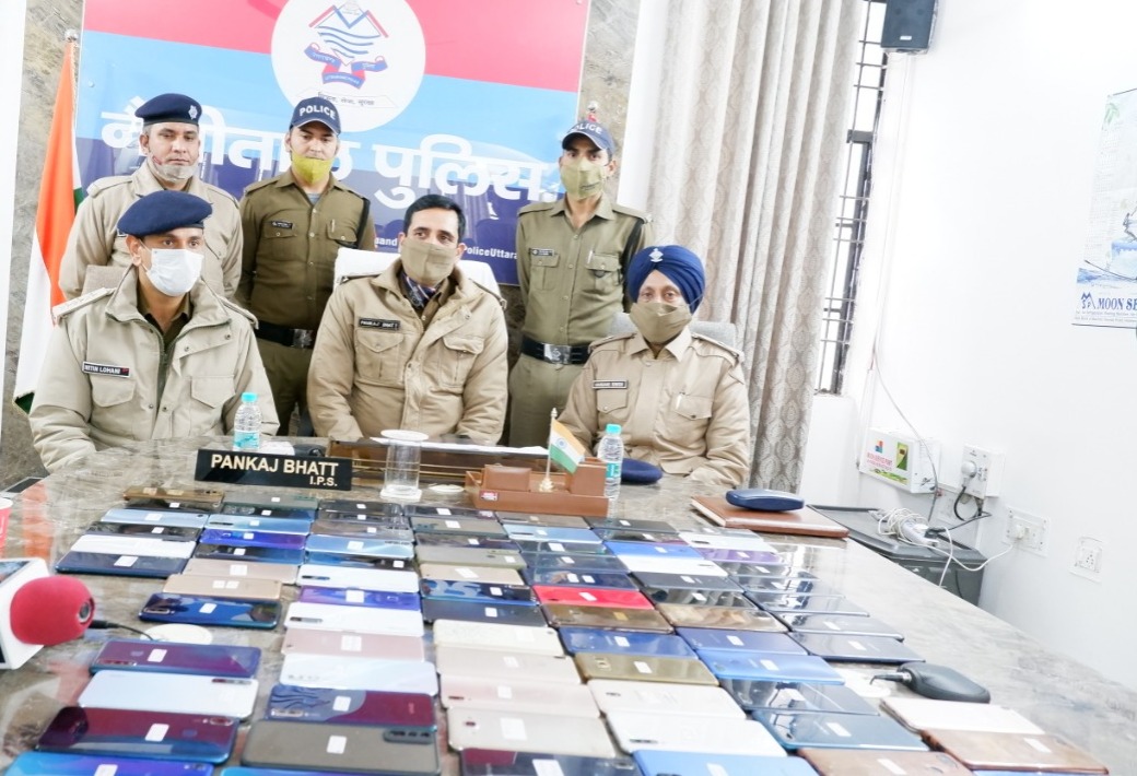 nainitalpolice_'s tweet photo. 217 लोगों के खोए हुए मोबाइल लौटकर नैनीताल पुलिस ने पुनः लौटाई खुशियां
रिकवरी किए गए मोबाइलों की कुल लागत 2,305,000 Rs
मोबाइल बरामदगी में iphone,Samsung,vivo, Redmee,Mi,Oppo,OnePlus, Realme,Nokia, Teckknow,honour,Poco सहित कई अन्य कंपनियों के सैकड़ों मोबाइल बरामद
@uttarakhandcops https://t.co/Wfs7eC0C5W