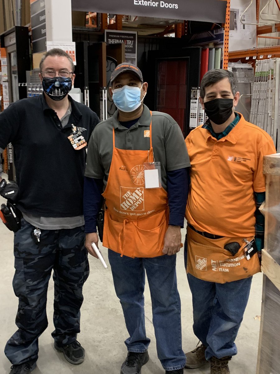 MannyHomem's tweet photo. Sean, our Night MET Sup, recognizing great partnerships on the freight team for Freight Appreciation Week. Thank you to Buddy, Rob, Dave and Tyler for doing the right thing and taking care of our people. Thank you Sean for Building strong relationships. #OneTeam #NoOverstock https://t.co/rngzWAGnb8