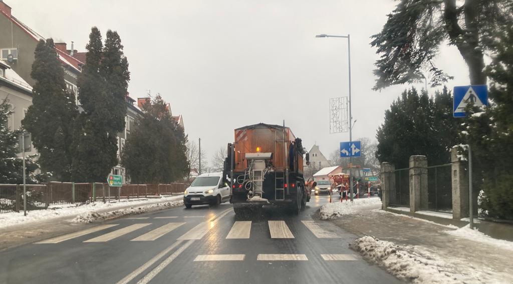 GDDKiA_Szczecin's tweet photo. Warunki zimowe ❄️❄️ wróciły na drogi krajowe Pomorza Zachodniego. W nocy na drogach krajowych pracowały 64 #plugi i #pługosolarki, zużyto 248 ton soli drogowej. Sprzęt cały czas pracuje. W ciągu dnia zapowiadane są opady we wschodniej części województwa. Uważajmy na drogach. https://t.co/rbbzGbNFyj
