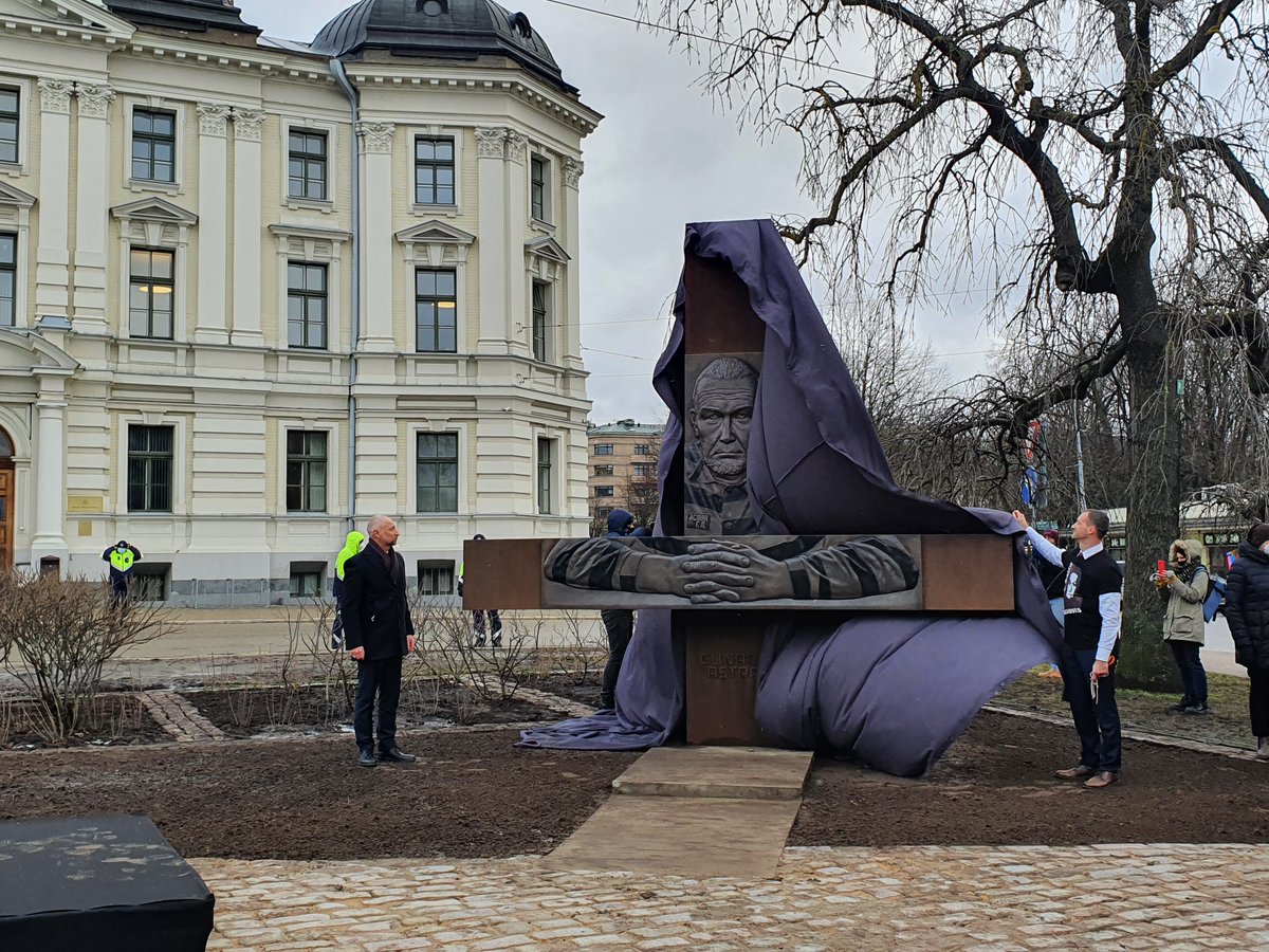 okupacijas_muz's tweet photo. Nupat atklāts Gunāra Astras piemiņai veltīts piemineklis “Nebaidies!” Baumaņa skvērā pretim tiesas ēkai, kurā Latvijas slavenāko brīvības cīnītāju 1983. gadā notiesāja LPSR Augstākā tiesa. https://t.co/CrnW8mQjh5