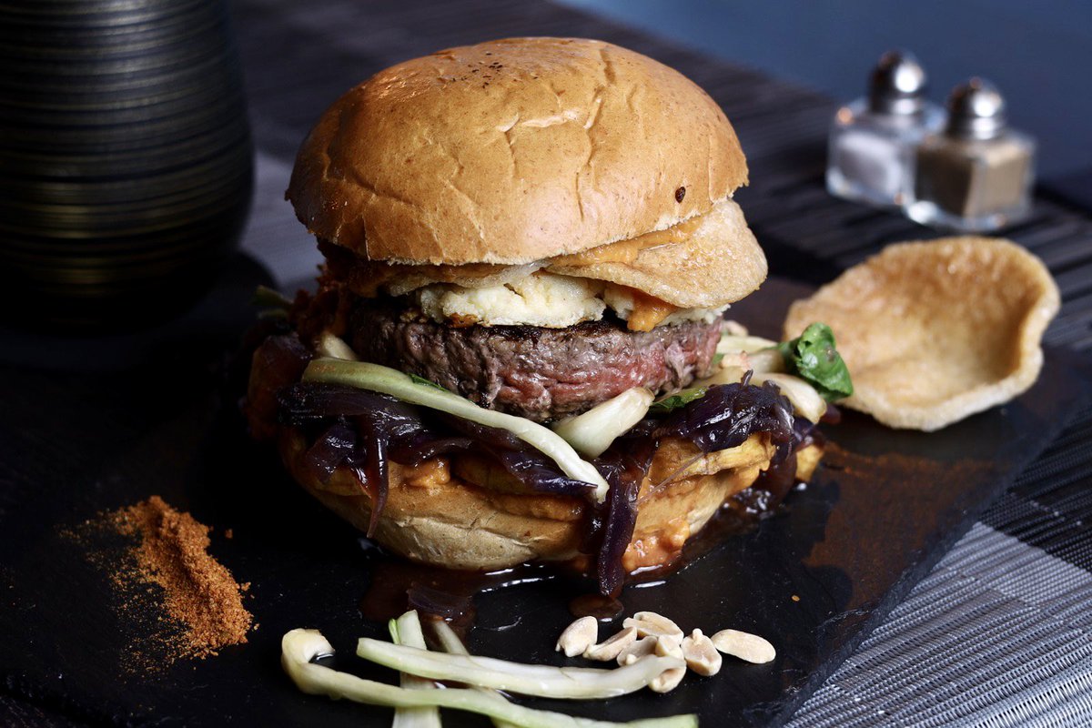 Dope4Real's tweet image. Voici #Paingee ma création pour l’édition 2022 de la #CFBurger 🍔
Inspiré par le concept de Pangée (les  vieux cours d’histoire-géo, tu vois…), ce #Burger est un crossover entre les cultures culinaires africaines et asiatiques, entre sauce Mafé, Kastuobushi, Pak Choy et Wagashi