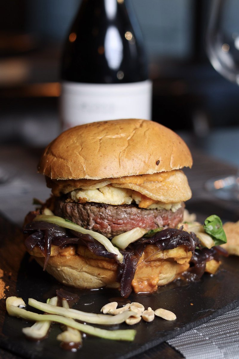 Dope4Real's tweet image. Voici #Paingee ma création pour l’édition 2022 de la #CFBurger 🍔
Inspiré par le concept de Pangée (les  vieux cours d’histoire-géo, tu vois…), ce #Burger est un crossover entre les cultures culinaires africaines et asiatiques, entre sauce Mafé, Kastuobushi, Pak Choy et Wagashi