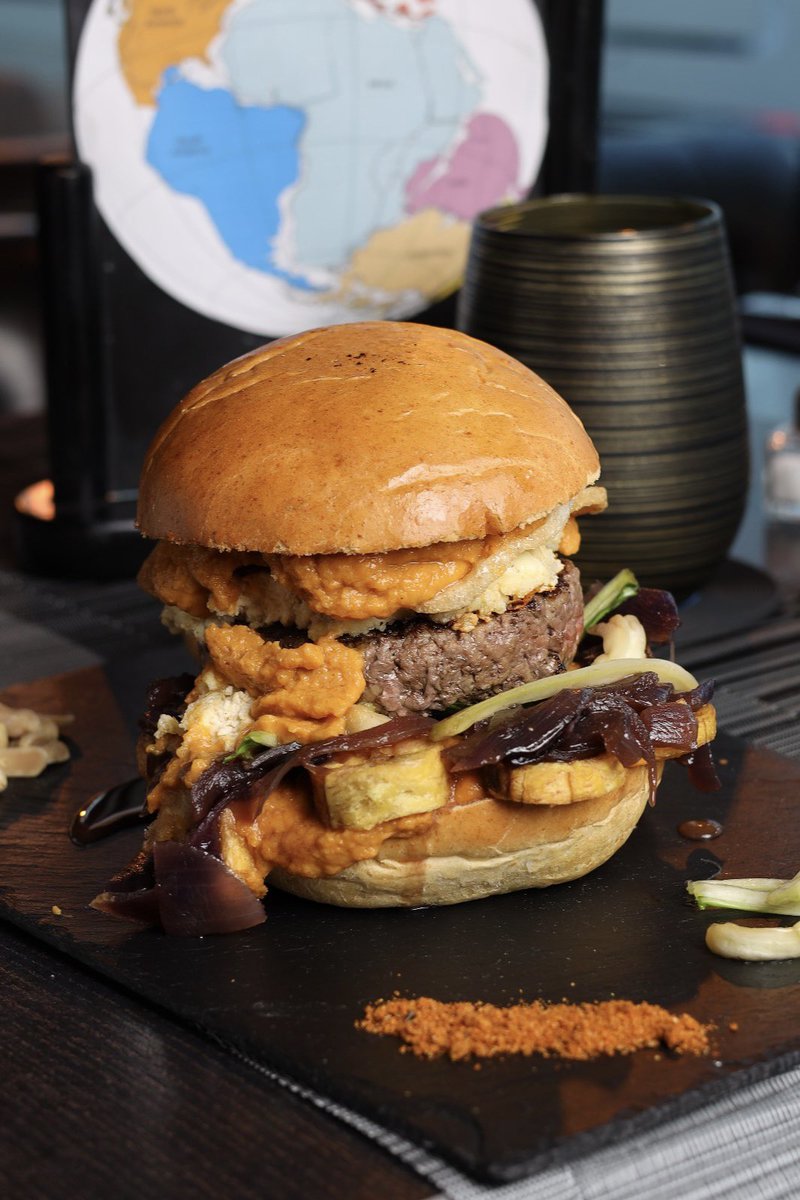 Dope4Real's tweet image. Voici #Paingee ma création pour l’édition 2022 de la #CFBurger 🍔
Inspiré par le concept de Pangée (les  vieux cours d’histoire-géo, tu vois…), ce #Burger est un crossover entre les cultures culinaires africaines et asiatiques, entre sauce Mafé, Kastuobushi, Pak Choy et Wagashi