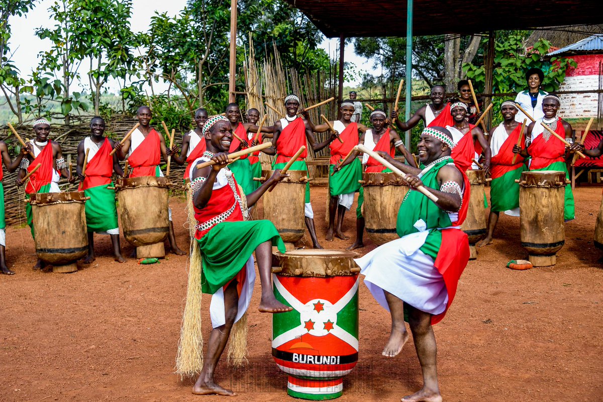 The Embassy of #Burundi to #Ethiopia is glad to flaunt an amazing & historical photo of Burundi’s President H.E. Evariste #Ndayishimiye (on the right side), in Burundi’s cultural attire and playing Burundian sacred drums.
#BurundiEthiopia
#KazeiBurundi
#GreatEthiopianHomeComing