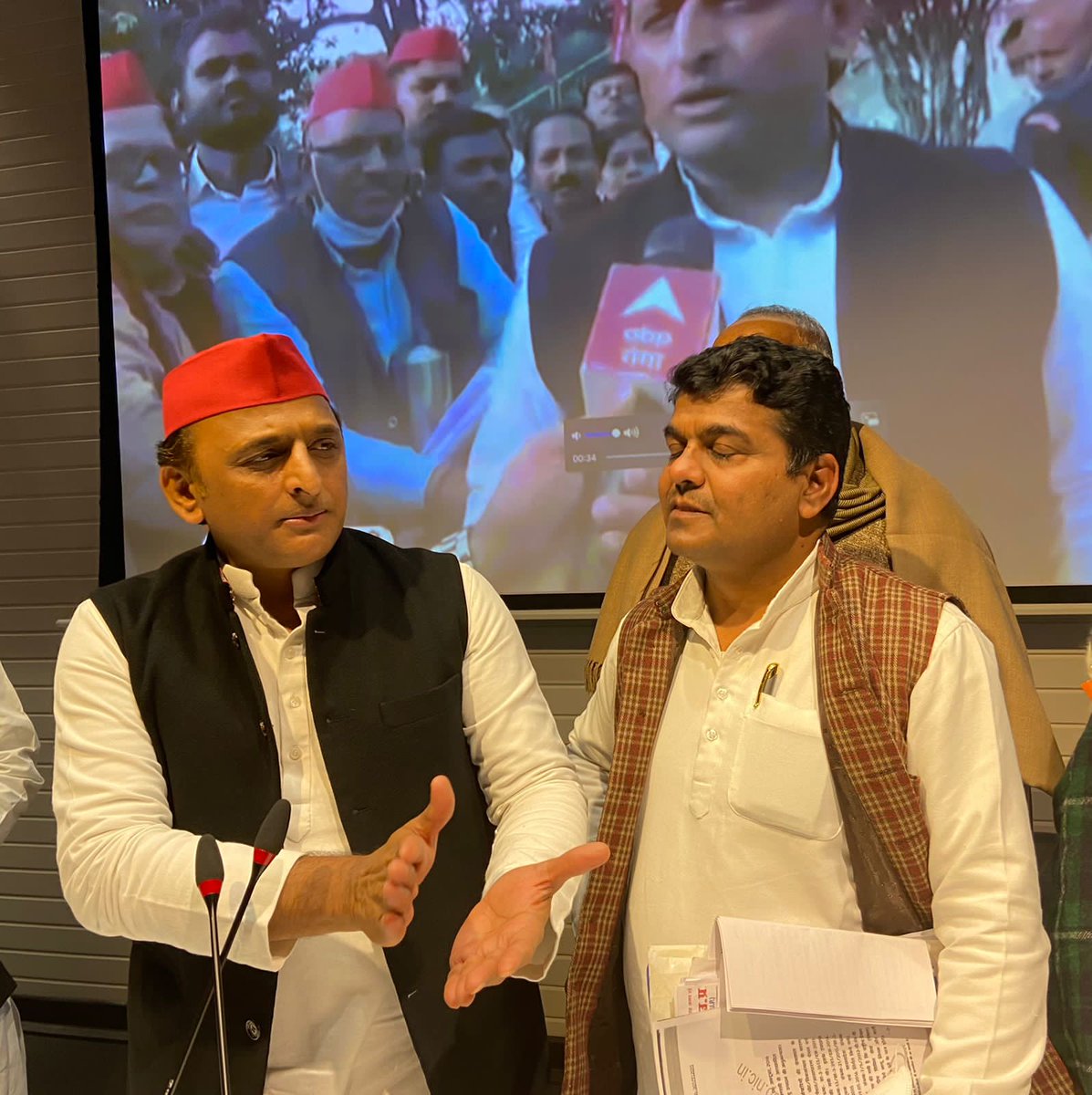 शुक्रिया अखिलेश, लाखों कर्मचारियों का मुद्दा रखने के लिए आभार
 #voteforOPS का मुद्दा बना राष्ट्रीय…
<a href="/yadavakhilesh/">Akhilesh Yadav</a>
<a href="/samajwadiparty/">Samajwadi Party</a>
*विजय कुमार’बंधु’*