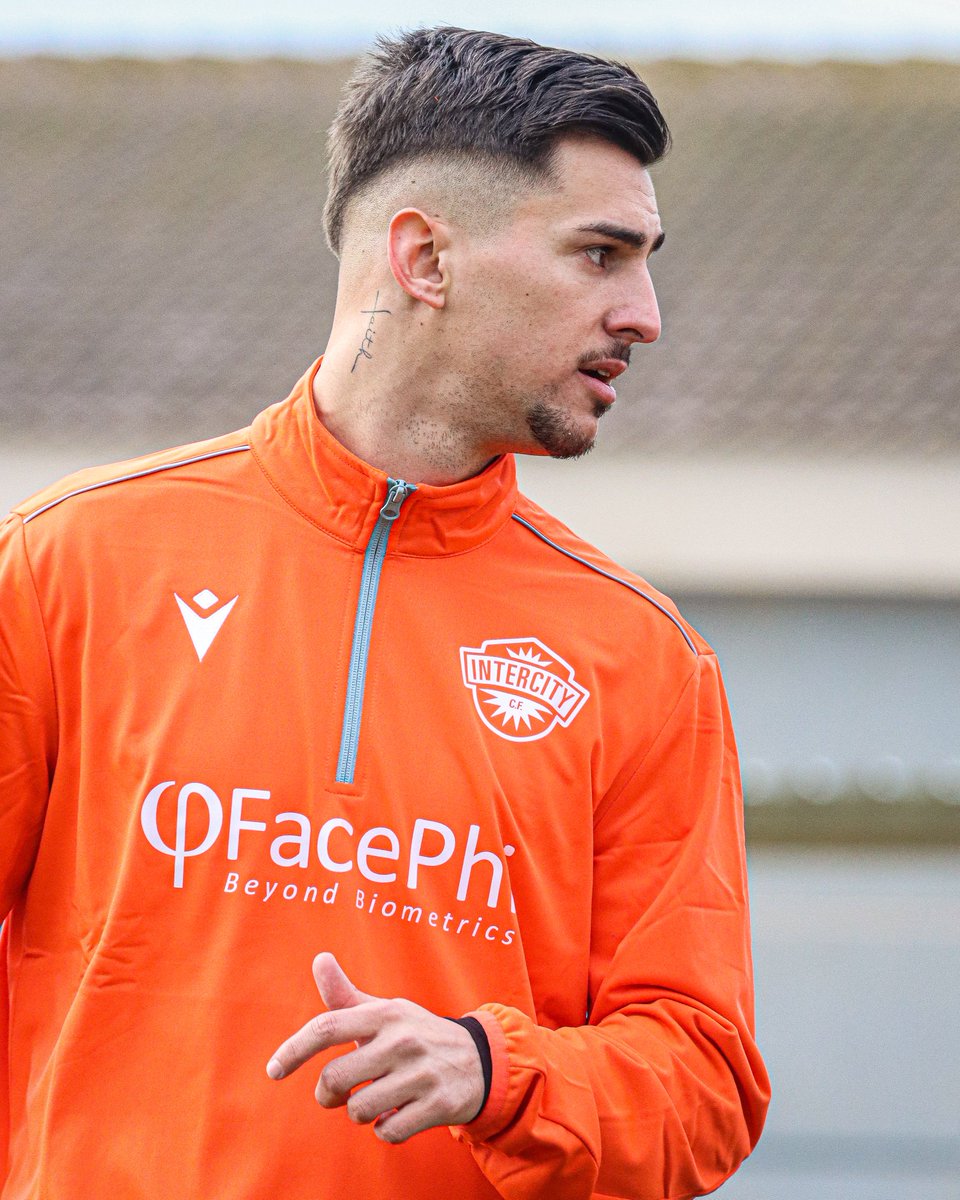 🤩🖤 ¡𝘿𝙞́𝙖 𝟭 𝙘𝙤𝙢𝙤 𝙝𝙤𝙢𝙗𝙧𝙚 𝙙𝙚 𝙣𝙚𝙜𝙧𝙤!

⚽ Primer entrenamiento de Víctor Villacañas a las órdenes de Gustavo Siviero.