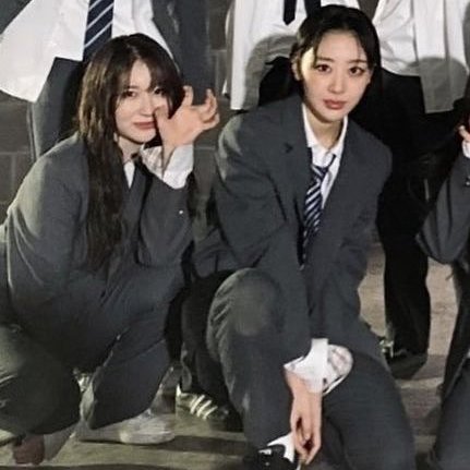 FeatherJmeee's tweet photo. LEE CHAEYEON &amp; YVES in one sentence feels like a dream...

LET ALONE SEEING THESE 2 BESIDE EACH OTHER ONCE AGAIN😭❤️‍🔥 https://t.co/hTBfDOPZoZ