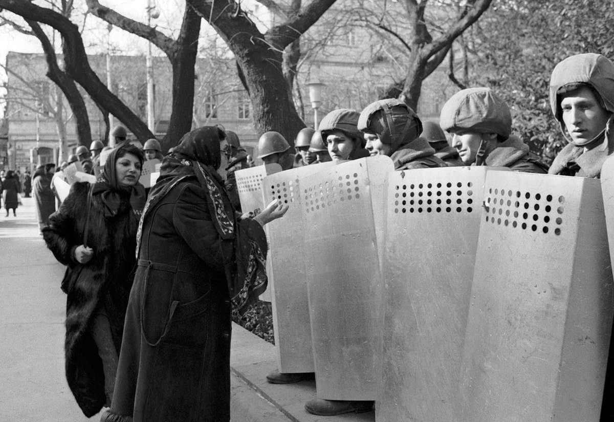Azr25562282's tweet photo. M.Rafik, a captain of the 2nd rank about #BlackJanuary nightmare: "I saw how the #Soviet military fired at people at point-blank. The wounded were finished off with shovels &amp; thrown into the canal, crushed by caterpillar tracks. There're no weapons at the picket, not even stick". https://t.co/N0V36JwEAu