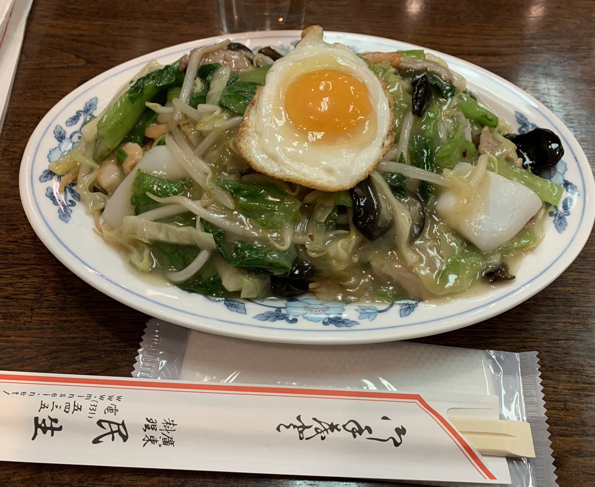 capresam4442's tweet photo. 亡き祖父が昔から足繁く通っていた、南京町中華街の老舗の名店「民生」の五目焼きそば。
これまで何度か来てはいつも混んでたけど今日は入れた。食べるのは20年ぶり。
この目玉焼きがのってるのがいいんだよね。。
味は、優しくて素材の味が活きてて、いくらでも食べれそうなぐらいです。 https://t.co/w6QbOwnEBO