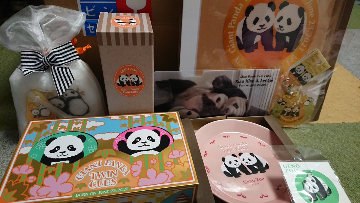 sausu2451's tweet photo. 双子ちゃんグッズ届きました(*^-^*)特典のマスクケースは?と探すとレターパックみたいな厚紙の封書があり開けてみるとクリアファイルと一緒に入ってました♪いつものように丁寧な梱包ありがとうございます♪可愛いなぁ~
#双子パンダグッズ #上野動物園 #zooshop #シャオシャオ #レイレイ https://t.co/NwDCEGPAMg