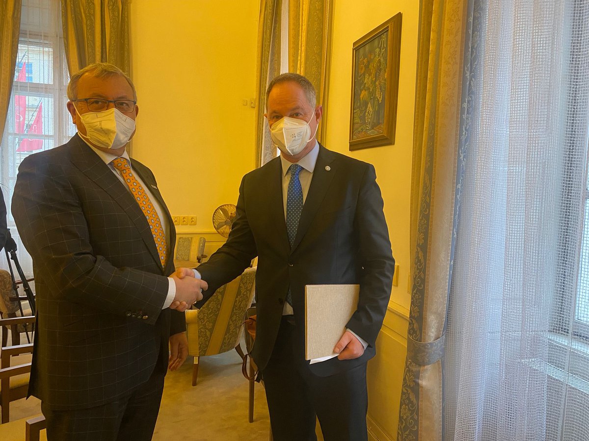 Na dnešním setkání s prezidentem <a href="/Hokomora/">Hospodářská komora</a> Vladimírem Dlouhým jsme se především shodli, že je nutné spolupracovat při nastavení systému celoživotního vzdělávání. Trh práce se dynamicky mění a je nutné, aby vzdělávání na to adekvátně reagovalo.