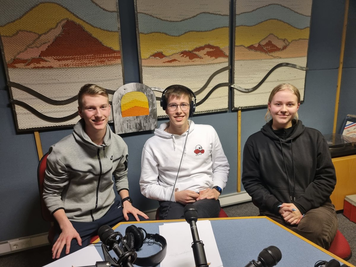 Við erum svo stolt af okkar fólki í Gettu-betur! Innilega til hamingju með árangurinn! Meira á va.is

#vaskólinnokkar #gettubetur2022 #vaísjónvarpið