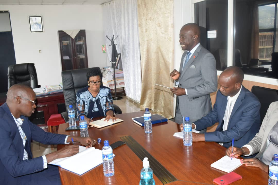 Bureauppb's tweet photo. Un sentiment de satisfaction. @NathanNtahondi, directeur général des PPB se dit en effet heureux de la volonté manifeste de la part du Cabinet du ministère de tutelle de collaborer et d’appuyer les responsables des PPB dans leurs activités quotidiennes. 
https://t.co/adJFuyo4oN https://t.co/RjCLYpvy3x