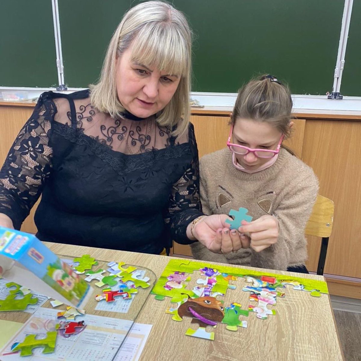 SintshHb's tweet photo. Собираем мозаику 🧩😉

#КГБОУШ��6 #ШколаИнтернат6 #Школа #Дети #ОВЗ #Знания #ХабаровскийКрай #Хабаровск #Январь #Зима #Россия #ШкольныеБудни #Мозаика https://t.co/a99oM2QDx7