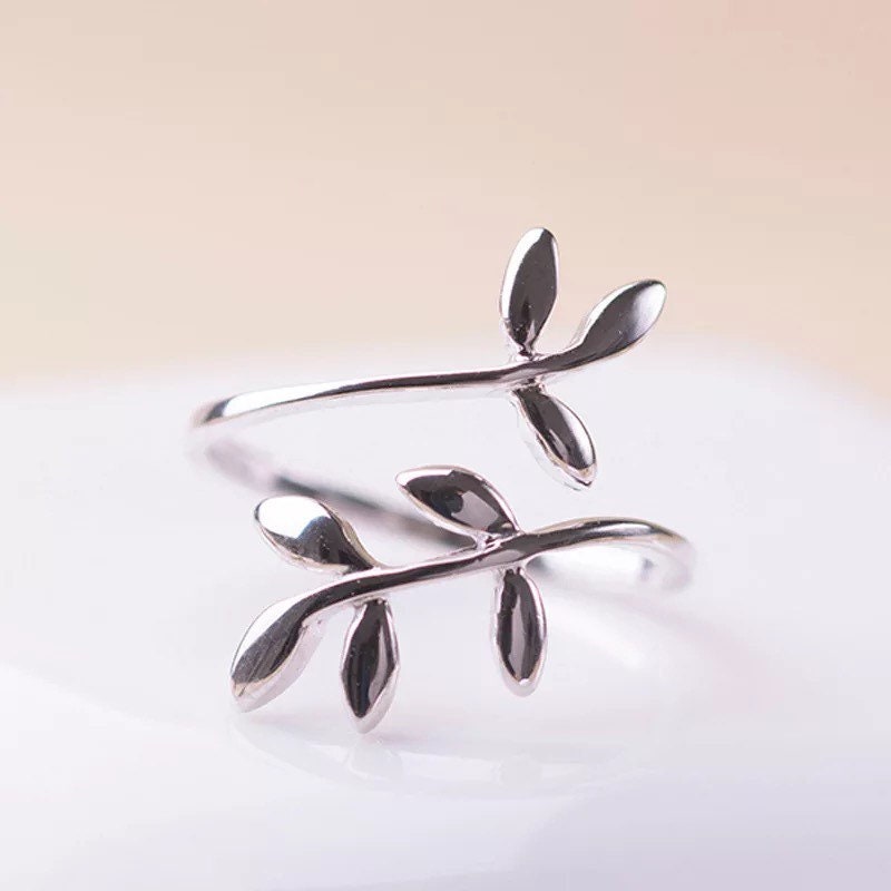 shop_lunabee's tweet image. Shop our CLOSEOUT Discounts,  Find the Perfect gift for her.  ONLY $3.33 Dainty Minimal Leaf Wrapped Branch Ring etsy.me/33PhERG g #bohorings #giftsforher #valentines #etsyfinds