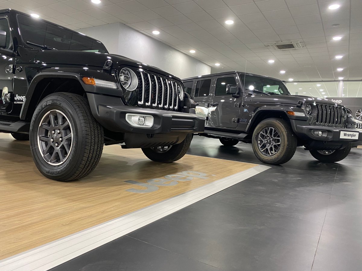 fimalaga's tweet photo. ¿Te gustaría probar una experiencia extraordinaria en la conducción urbana y conducción off-road?

🏔Estas dos maravillas están esperándote🏙

#JeepGladiator #JeepWrangler #Jeep #jeepgladiatorpickup https://t.co/mwFk7Dl11u