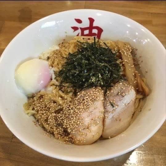 VoxChord_cl's tweet photo. 油そば きりん寺 外大前店様 

関西外大から徒歩10秒🤩
きりん寺さん名物、外大生のみんな大好き"油そば"🍜
美味しさはもはや伝説🔥お好みの調味料であなただけの油そばに...♡
そして！ここなら🍳卵かけご飯食べ放題🍳という夢も叶えられます...🤩
昼の夜もお腹が空いたら『きりん寺』さんにGO❗️ https://t.co/XmxcGTy6CB