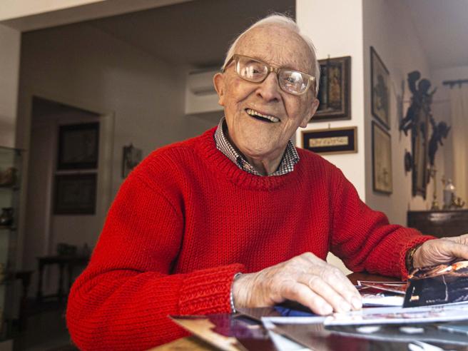 Se n'è andato un grandissimo Maestro di #giornalismo. #SergioLepri ha attraversato il secolo breve ed è morto oggi a 102 anni con la mente di un ragazzo. Ci ha insegnato a scrivere in modo democratico e inclusivo. Leggete il suo blog sergiolepri.it, una miniera. Grazie