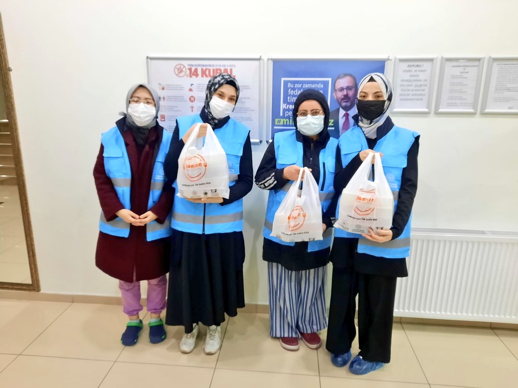 AnkaraKYGM's tweet photo. 📍Yenimahalle Yurdu 

#KomşumProjesi kapsamında gönüllü öğrencilerimiz yurtta pişen yemekleri komşuları ile bölüşüyor. https://t.co/395wEwmzxR