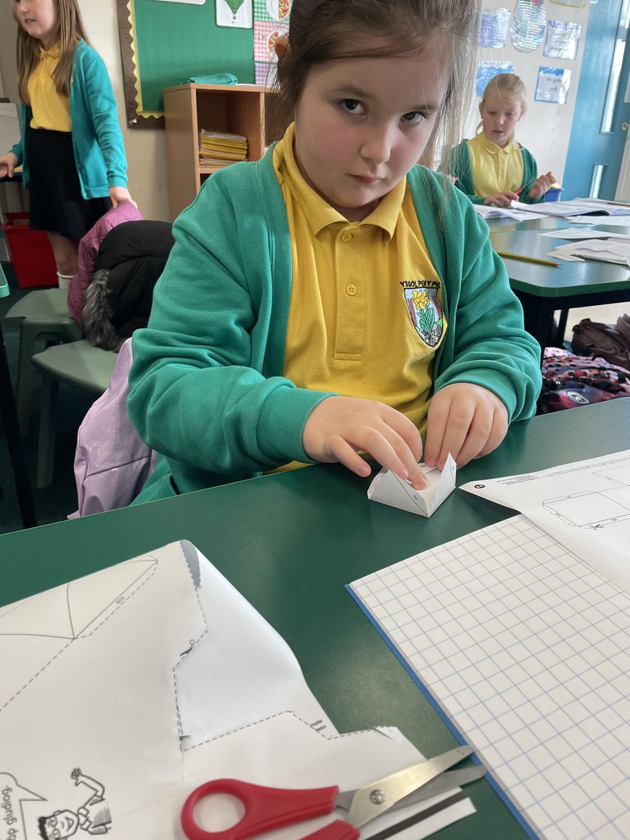 MissGwynPYP's tweet photo. Lot o ganolbwyntio wrth greu rhwydi siapau 3D bore ‘ma! / Creating 3D shape nets this morning 💪 https://t.co/NvsHed0Fff