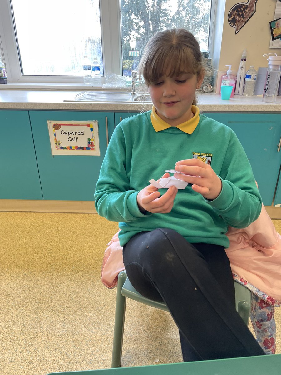MissGwynPYP's tweet photo. Lot o ganolbwyntio wrth greu rhwydi siapau 3D bore ‘ma! / Creating 3D shape nets this morning 💪 https://t.co/NvsHed0Fff