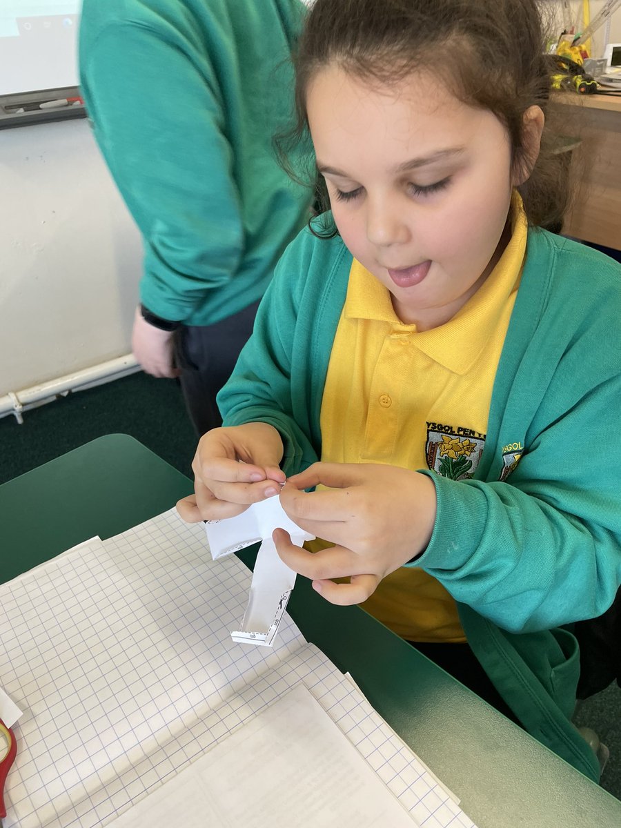 MissGwynPYP's tweet photo. Lot o ganolbwyntio wrth greu rhwydi siapau 3D bore ‘ma! / Creating 3D shape nets this morning 💪 https://t.co/NvsHed0Fff