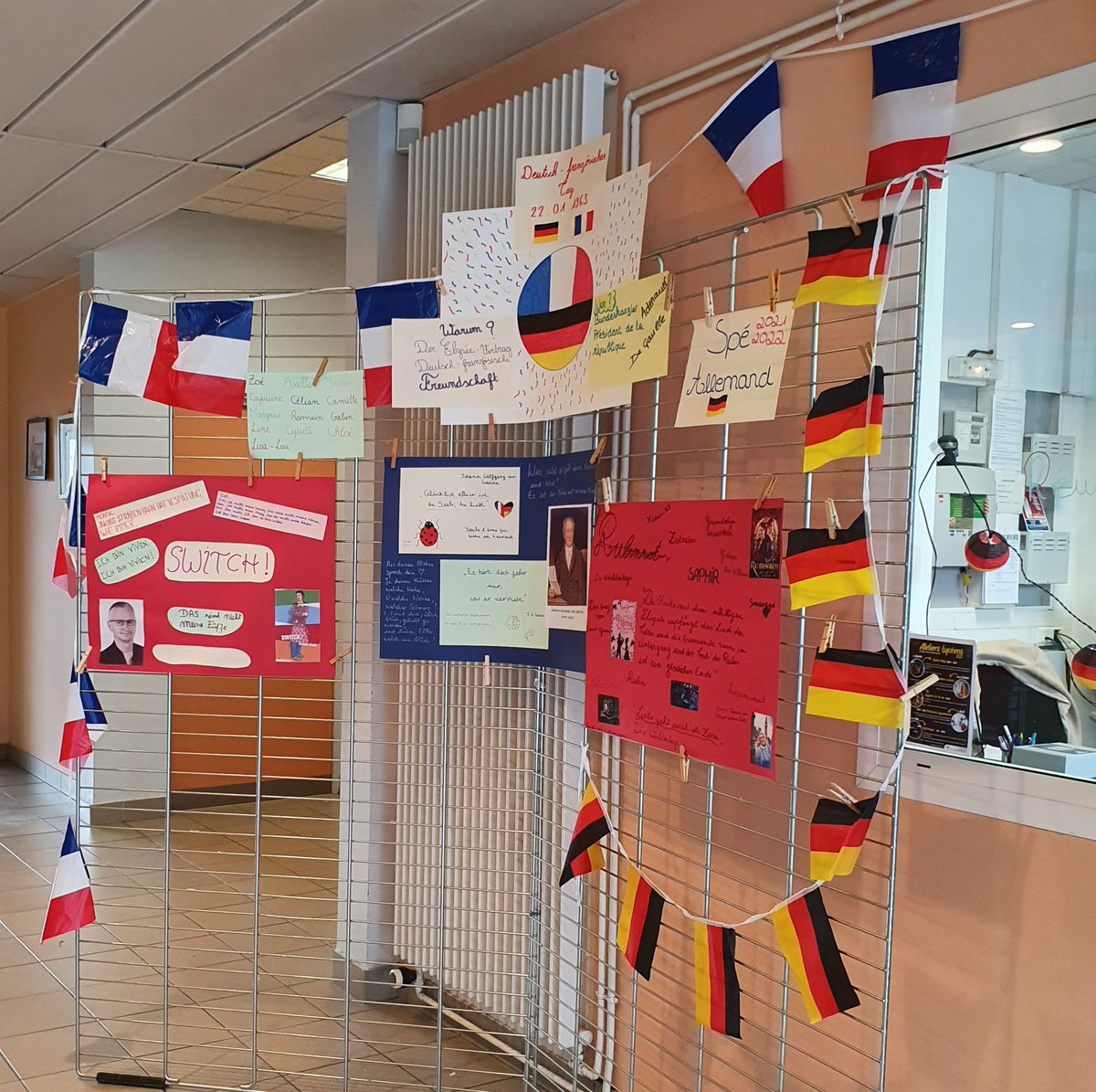 VirginieTesta's tweet photo. Journée Franco-allemande en préparation au #lycée Schuré situé à Barr ! Les spé et le #cvl en action 🇫🇷🥨🇩🇪 #amitiés #traité #Allemagne #France @VieLyceenne @DavlcStrasbourg @DarilvStras @acstrasbourg https://t.co/GPBJiWqmMF