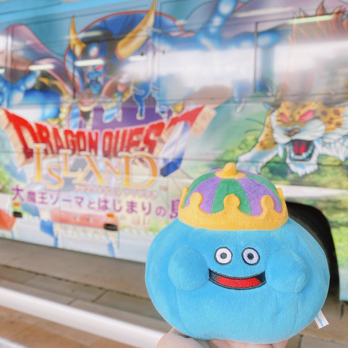 bianka_dq's tweet photo. ドラクエバスがあらわれた！
キングスライムが乗車しようとしている！

写真がアップで分かりにくいかもです。申し訳ないです！

#ドラクエ #ドラけし #ドラゴンクエスト https://t.co/u3XaVtcFkV