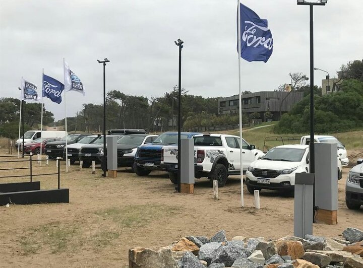 FORDPASION1's tweet photo. Estacion Ford en el Campus- Pinamar 2022 La Travesia ( Por Medanos, Dunas y Off Road) de cada aΓ±o a full.... #FordoffRoad https://t.co/L47SrBCMtd
