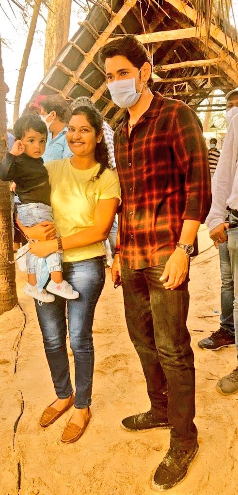 ssmbislife's tweet photo. Fan girl moment @urstrulyMahesh <3❤️
#MaheshBabu #SarkaruVaariPaata https://t.co/42mcrmF0RL
