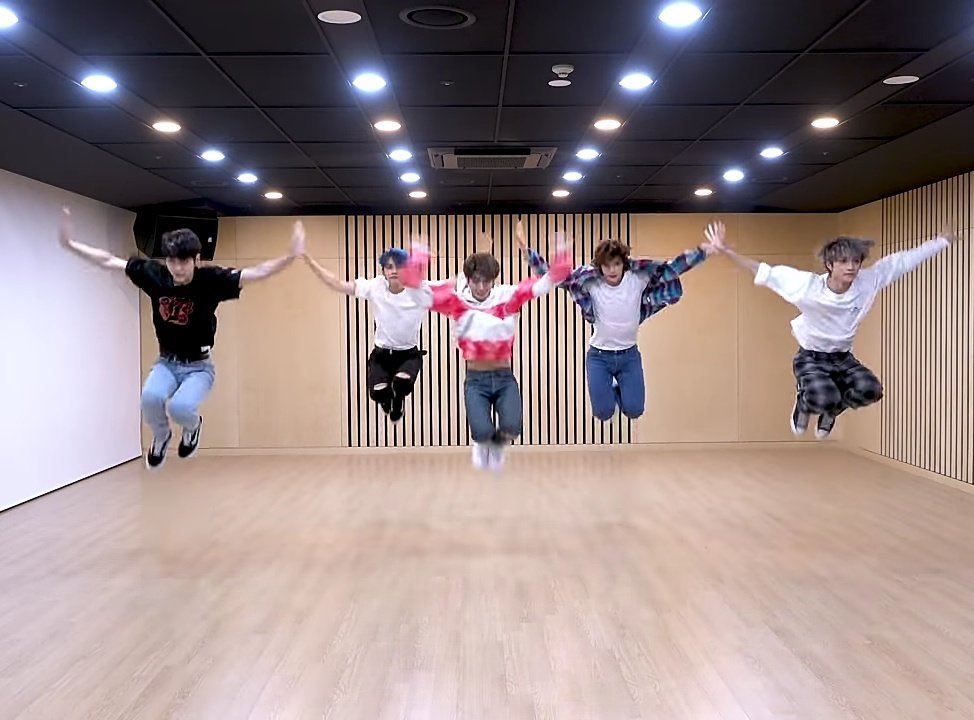 TXTUNOFFlClAL's tweet photo. is it ever a txt choreo without the synchronized high jump JSKSK https://t.co/D37THpzB3t