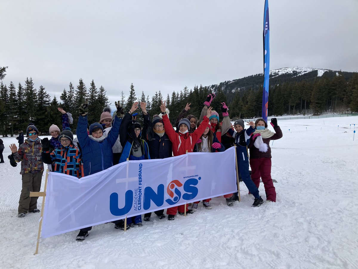 UNSS43's tweet photo. Superbe ambiance pour la première édition du raid neige des collèges du district du Puy aux Estables ❄️ 🤩
3 challenges : border luge 🛷, biathlon et CO en raquettes en plus du ski nordique
#unss #unssauvergne #unsshauteloire #regionauvergnerhonealpes #hauteloire #lesestables https://t.co/4SG8G9GtXI