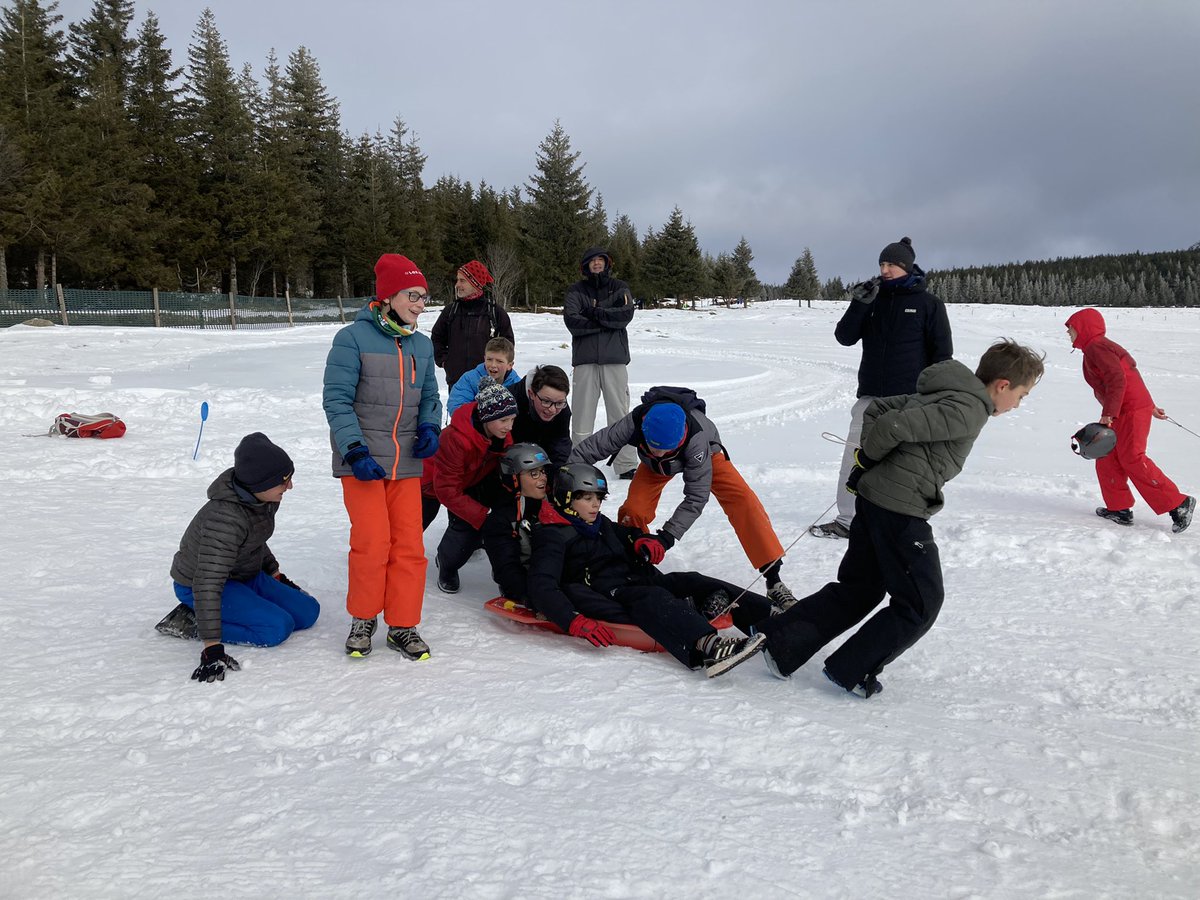 UNSS43's tweet photo. Superbe ambiance pour la première édition du raid neige des collèges du district du Puy aux Estables ❄️ 🤩
3 challenges : border luge 🛷, biathlon et CO en raquettes en plus du ski nordique
#unss #unssauvergne #unsshauteloire #regionauvergnerhonealpes #hauteloire #lesestables https://t.co/4SG8G9GtXI