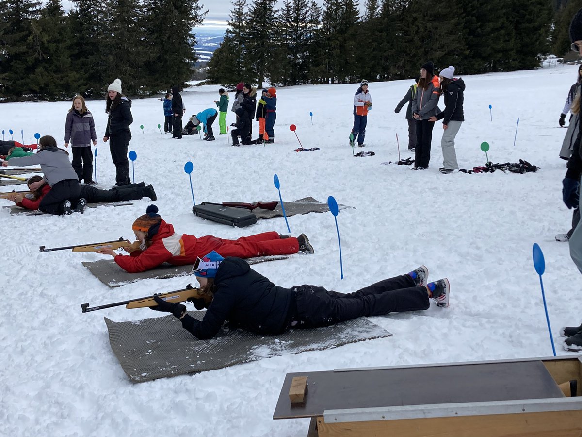 UNSS43's tweet photo. Superbe ambiance pour la première édition du raid neige des collèges du district du Puy aux Estables ❄️ 🤩
3 challenges : border luge 🛷, biathlon et CO en raquettes en plus du ski nordique
#unss #unssauvergne #unsshauteloire #regionauvergnerhonealpes #hauteloire #lesestables https://t.co/4SG8G9GtXI