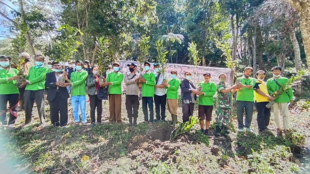 PolsekSamosir's tweet photo. Hari Kamis* 
Tgl 20 Januari  2022* 
Pukul 10.00 wib

Bhabinkamtibmas Ronggurnihuta *BRIPKA M T. TINDAON*
monitoring pelaksanaan *Acara Penanaman Pohon MACADEMIAN NUT Di Areal Hutan Kemasyarakata HKM Raptama jaya* di Kawasan Hutan Lindung Ronggur nihuta Kec. Ronggur nihuta. https://t.co/1aNnhP1VWx