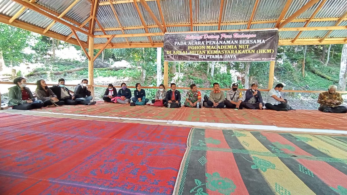 PolsekSamosir's tweet photo. Hari Kamis* 
Tgl 20 Januari  2022* 
Pukul 10.00 wib

Bhabinkamtibmas Ronggurnihuta *BRIPKA M T. TINDAON*
monitoring pelaksanaan *Acara Penanaman Pohon MACADEMIAN NUT Di Areal Hutan Kemasyarakata HKM Raptama jaya* di Kawasan Hutan Lindung Ronggur nihuta Kec. Ronggur nihuta. https://t.co/1aNnhP1VWx
