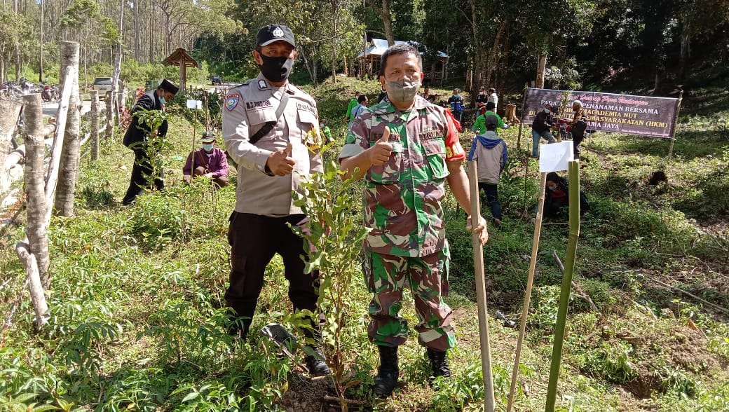 PolsekSamosir's tweet photo. Hari Kamis* 
Tgl 20 Januari  2022* 
Pukul 10.00 wib

Bhabinkamtibmas Ronggurnihuta *BRIPKA M T. TINDAON*
monitoring pelaksanaan *Acara Penanaman Pohon MACADEMIAN NUT Di Areal Hutan Kemasyarakata HKM Raptama jaya* di Kawasan Hutan Lindung Ronggur nihuta Kec. Ronggur nihuta. https://t.co/1aNnhP1VWx
