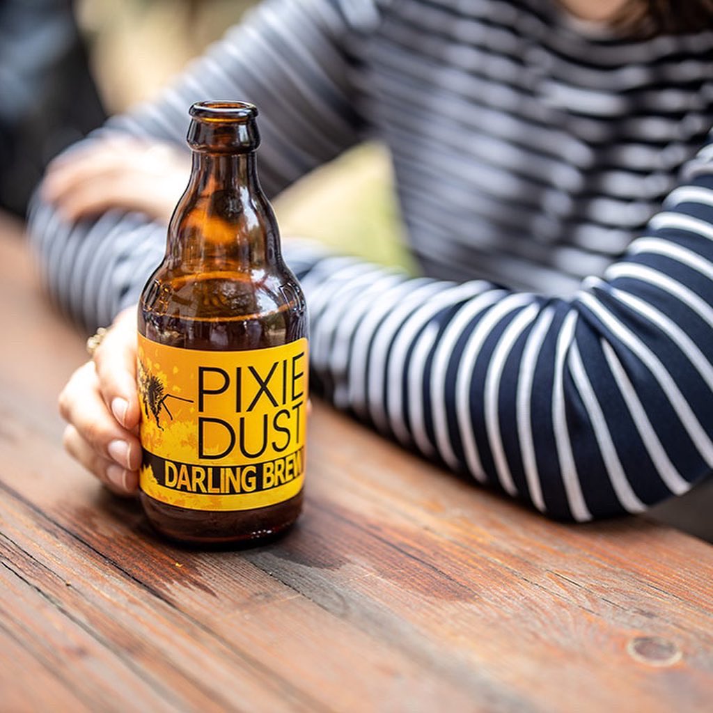DarlingBrew's tweet photo. Would you like to TASTE summertime in Darling? 🐝🍻🔆
Our prize-winning seasonal weissbier, Pixie Dust, is the taste and smell of summer along the West Coast captured in beer form.
#DarlingBrew #DBshop #SummerBundle #PixieDust #Weissbier https://t.co/UVtl3jUm5b