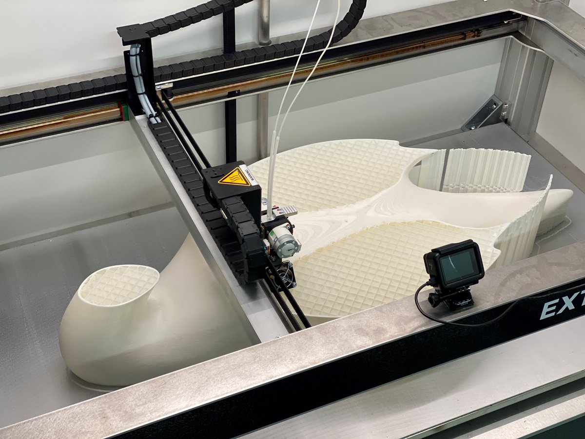 builder3Dprint's tweet image. Meanwhile at Builder 3D Printers HQ. A 1000 mm long 3D print in the making. The print will take 3,5 days, printing at 90 mm p/s with a layer height of 0.4 mm. Stay tuned for the video. #3dprinting #builder3dprinters #additivemanufacturing #3d