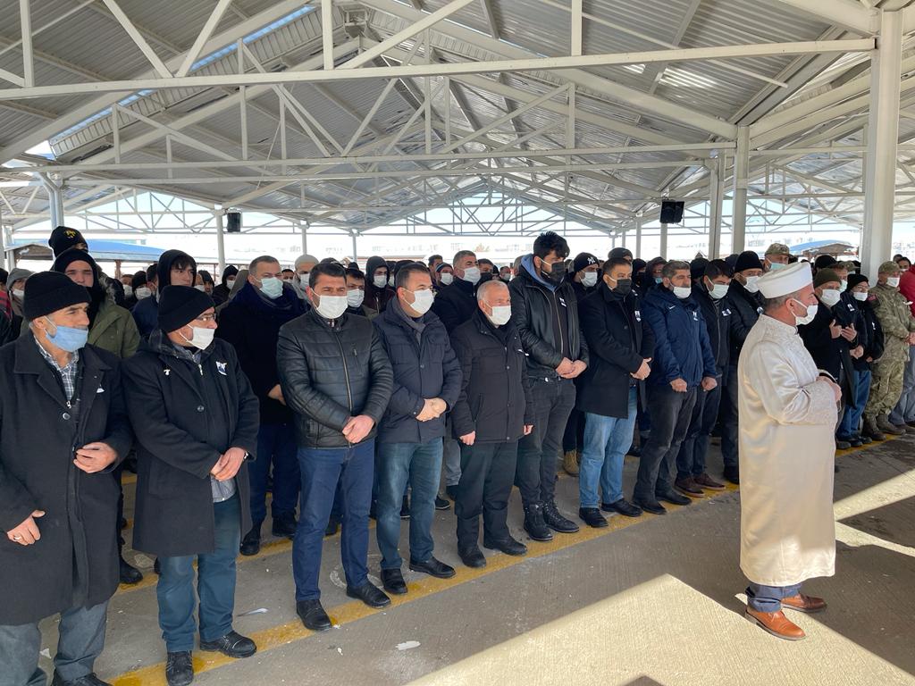 AKPartiG_Antep's tweet photo. İl Başkan Yardımcımız Sayın @EyyupKavas ve il yönetim kurulu üyelerimiz; İl Yönetim Kurulu Üyemiz Sayın @recepgokbulut27'un ebediyete irtihal eden yeğeni merhum Asb.Çvş.Faruk Emin Gökbulut'un cenaze törenine katıldı. https://t.co/scd2sk3pfO