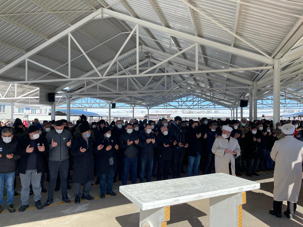 AKPartiG_Antep's tweet photo. İl Başkan Yardımcımız Sayın @EyyupKavas ve il yönetim kurulu üyelerimiz; İl Yönetim Kurulu Üyemiz Sayın @recepgokbulut27'un ebediyete irtihal eden yeğeni merhum Asb.Çvş.Faruk Emin Gökbulut'un cenaze törenine katıldı. https://t.co/scd2sk3pfO