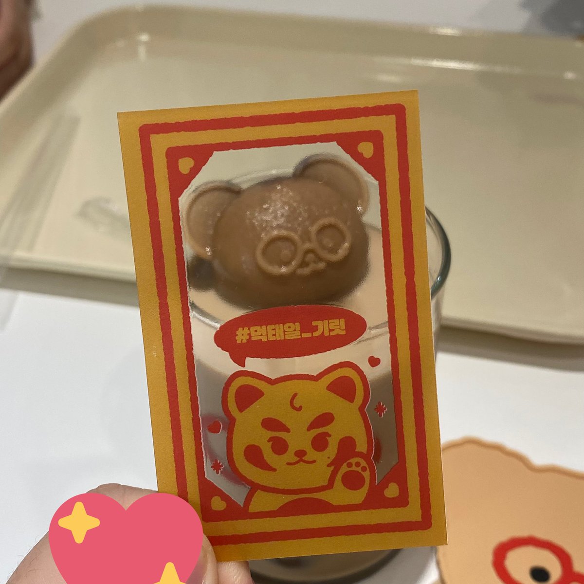 ABOUTAElL's tweet photo. 📍 연남 테틈 카페 ♡ 

곰돌이 문티에 똑닮인 애가… 모자 벗고 안경 쓴 애가 있다길래!! 당장 달려갔다… 가격이 좀 쎄지만 💦 곰돌이 올려주는 건 밀크티인데 밀크티 추천 👍🏻 테이블 사이가 좀 좁은데 그래도 대놓고 포카샷이 가능한 곳… 이유 : “모두 케이팝 얘기함”

#먹태일_기릿 #먹태일기릿 https://t.co/rrEKdtlPtd