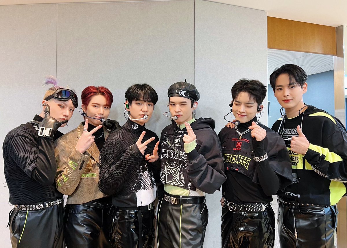 byungchain's tweet photo. ⠀
Sum gappajineun Love Chronograph~ The charismatic visual guys slaying our first music show stage at MCountdown earlier. We're sure ALICEs can't take their eyes off as we've been able to show the enthusiastic performance and fortunately, everything went well.
⠀ https://t.co/E4PCibBQKw