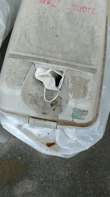 自販機の脇にある資源回収用のゴミ箱に、カップ入れて次の人が捨てられないのはよく見ますが、マスク捨てる人は初めて見ました…こういうの見ると悲しくなっちゃう。 