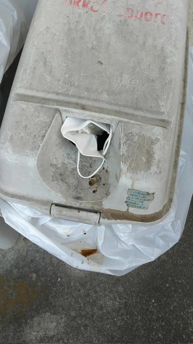 自販機の脇にある資源回収用のゴミ箱に、カップ入れて次の人が捨てられないのはよく見ますが、マスク捨てる人は初めて見ました…こういうの見ると悲しくなっちゃう。 
